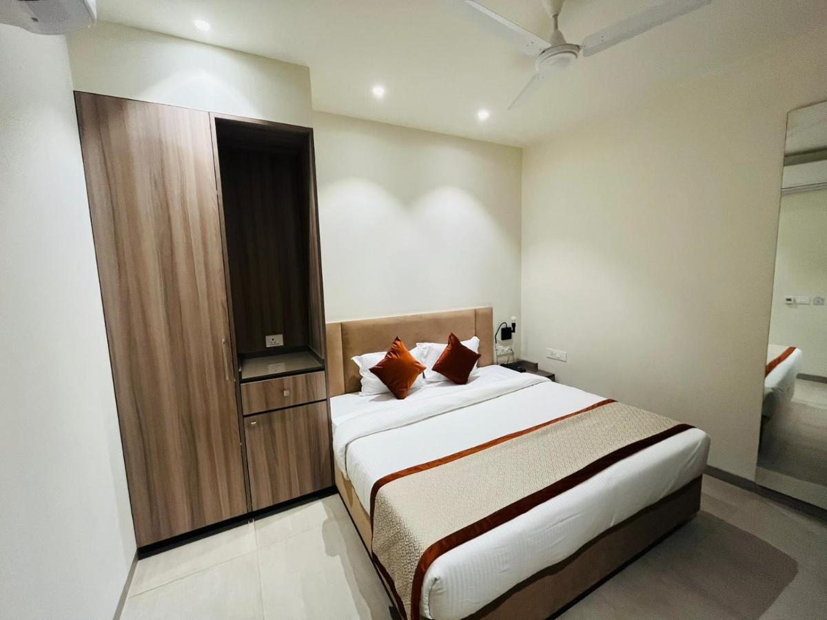 Hotel The Royal Vista Varanasi Exteriör bild