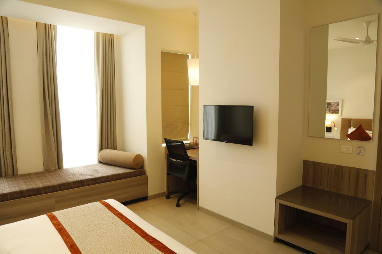 Hotel The Royal Vista Varanasi Exteriör bild