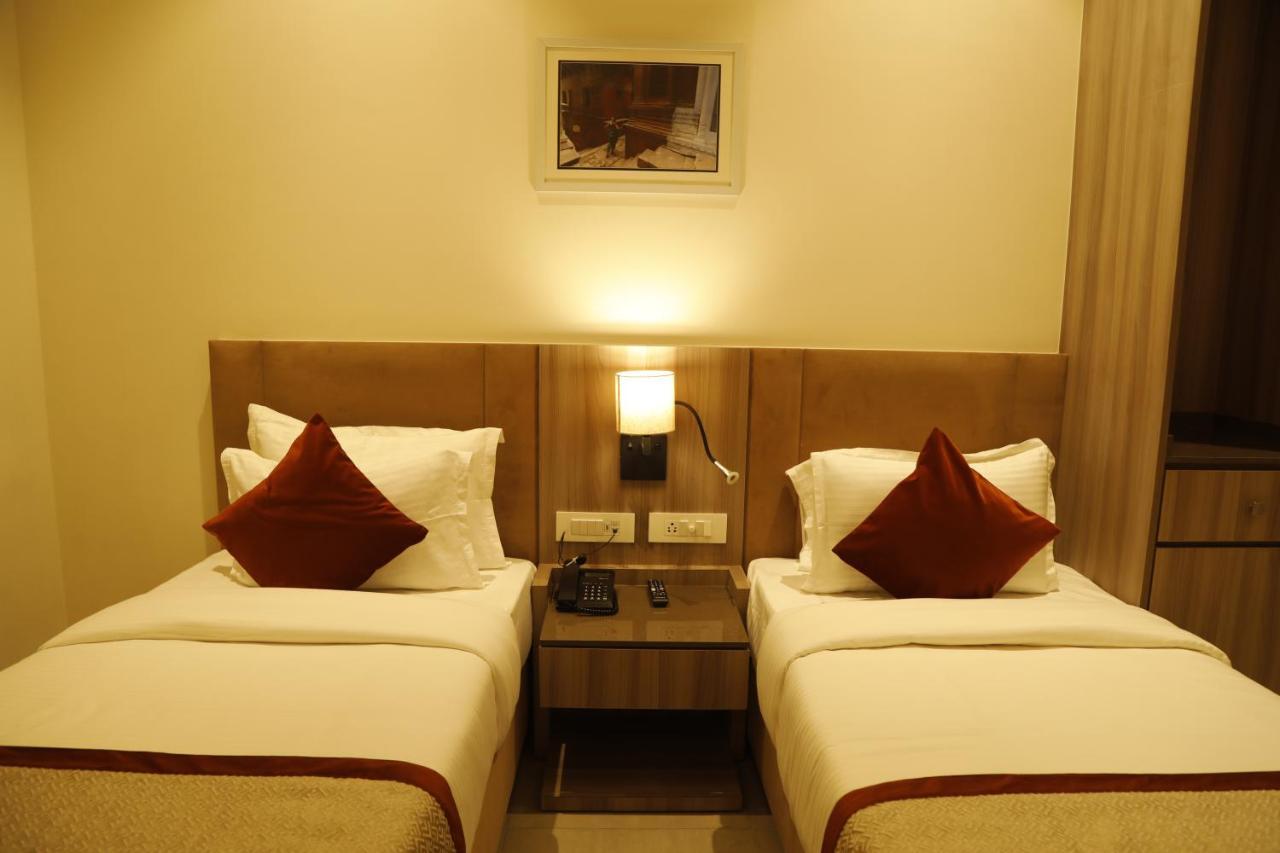 Hotel The Royal Vista Varanasi Exteriör bild