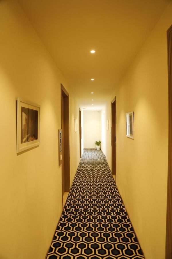 Hotel The Royal Vista Varanasi Exteriör bild