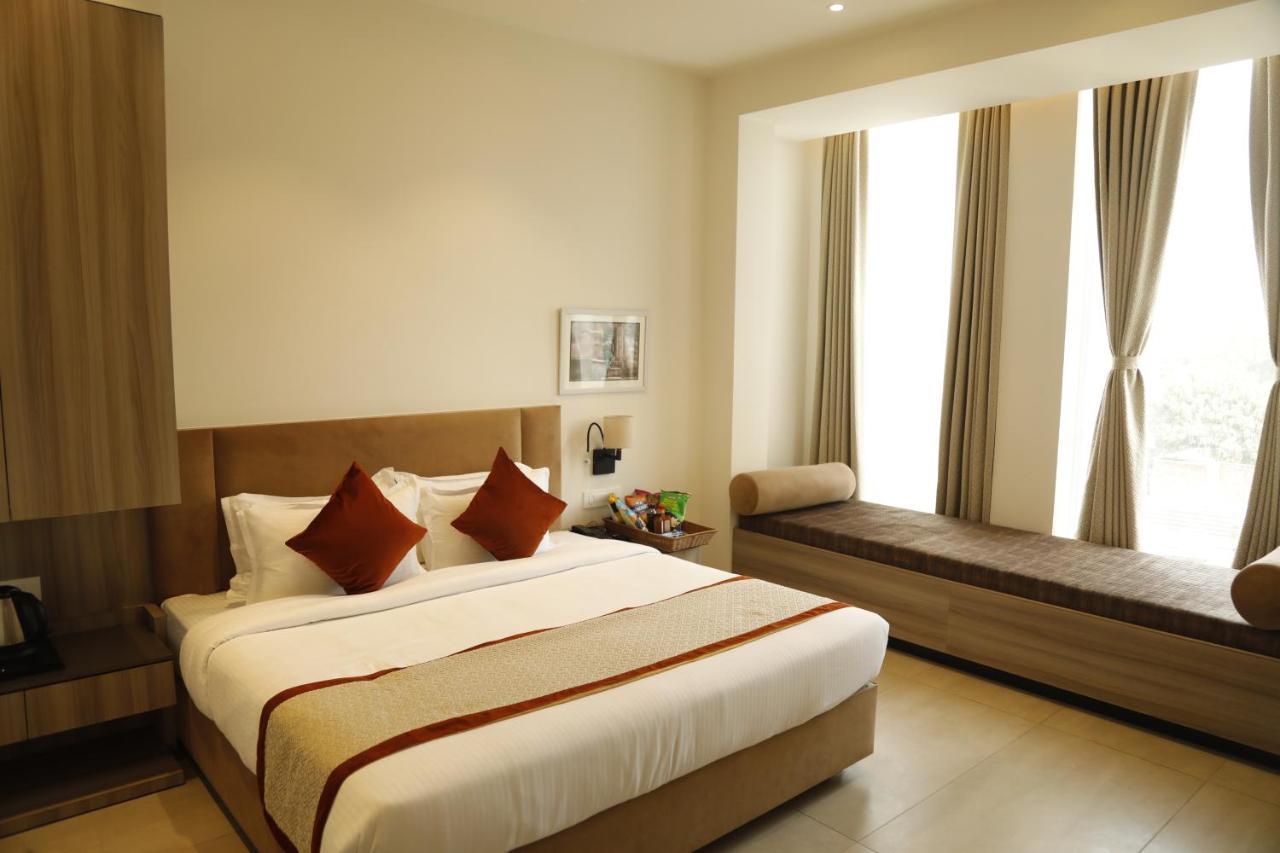 Hotel The Royal Vista Varanasi Exteriör bild
