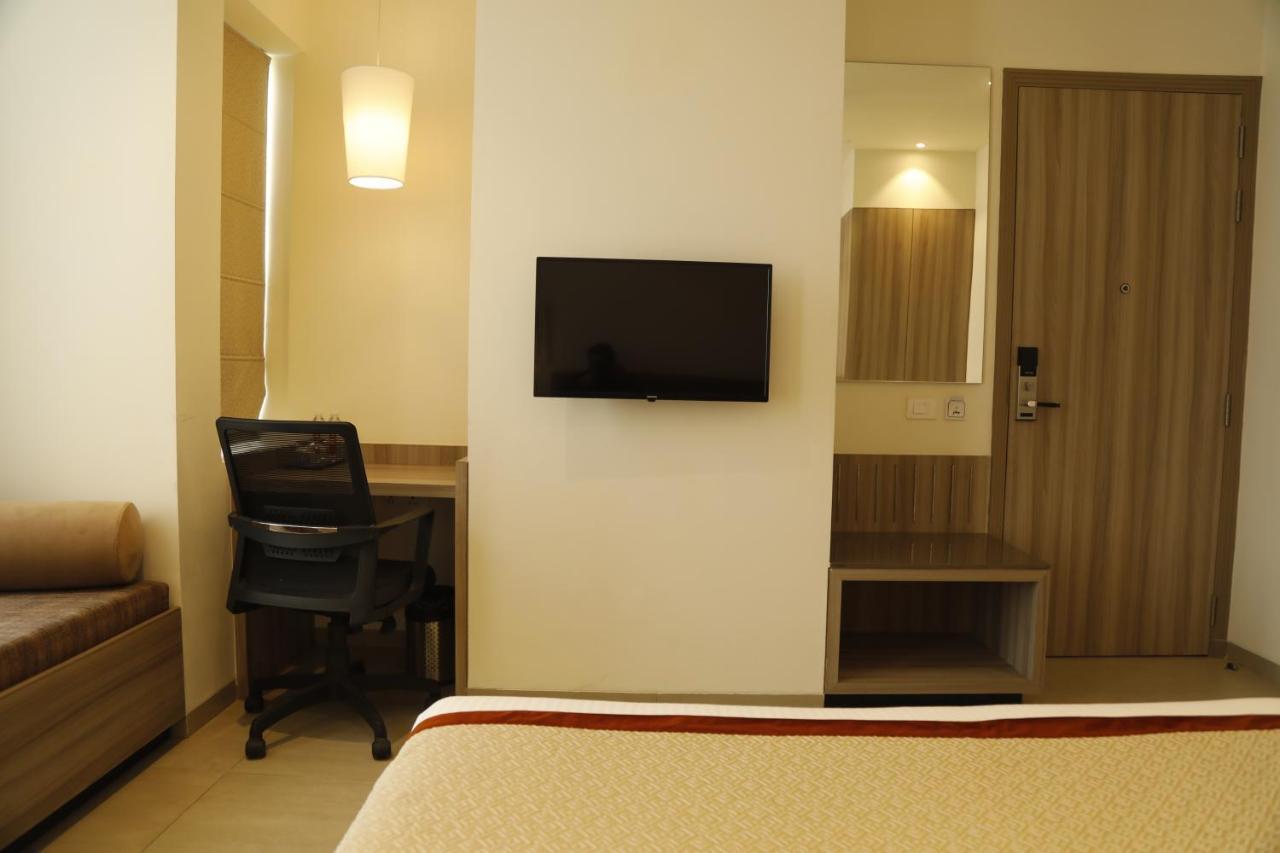 Hotel The Royal Vista Varanasi Exteriör bild