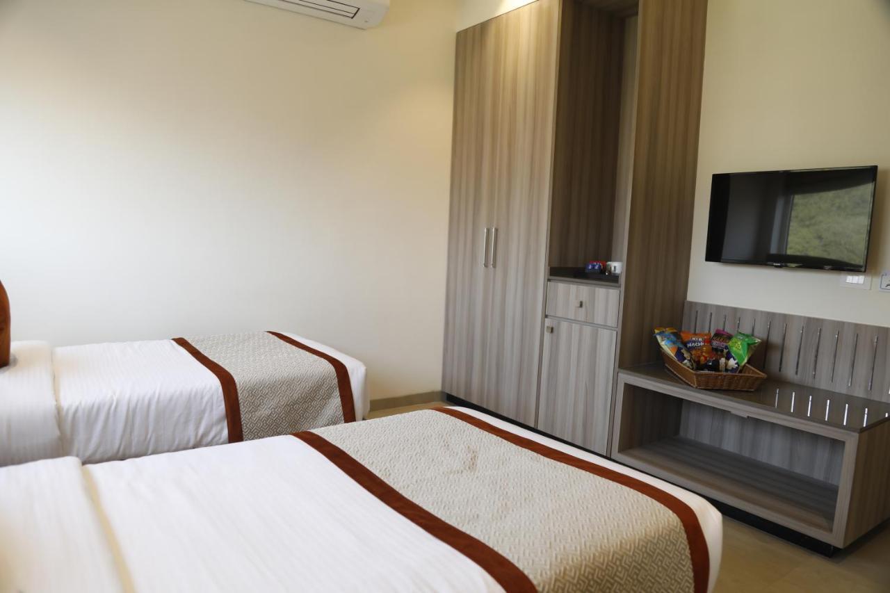 Hotel The Royal Vista Varanasi Exteriör bild