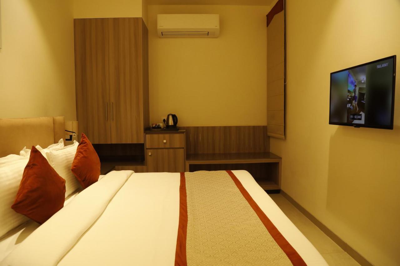 Hotel The Royal Vista Varanasi Exteriör bild