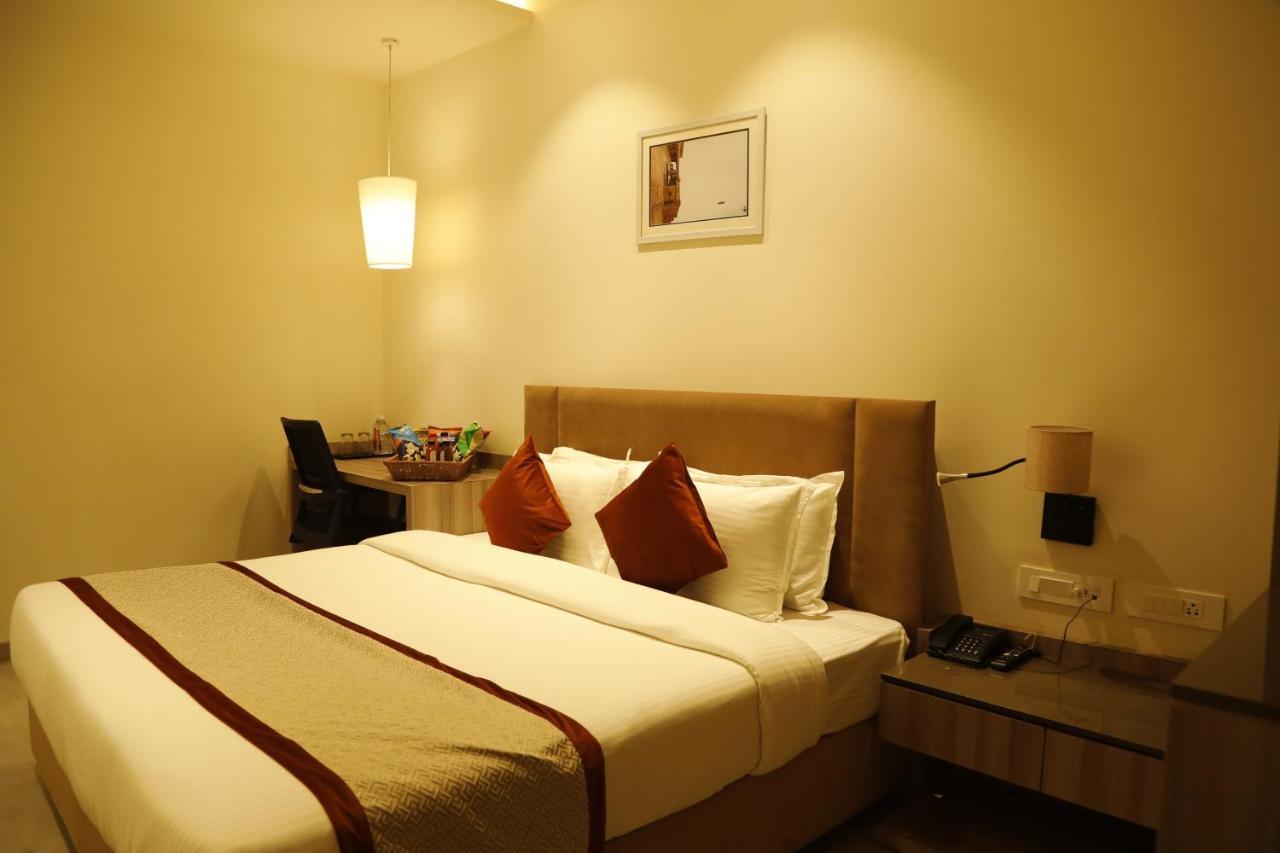 Hotel The Royal Vista Varanasi Exteriör bild