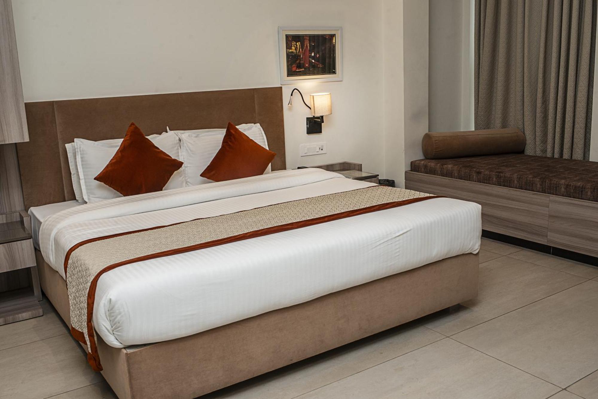 Hotel The Royal Vista Varanasi Exteriör bild