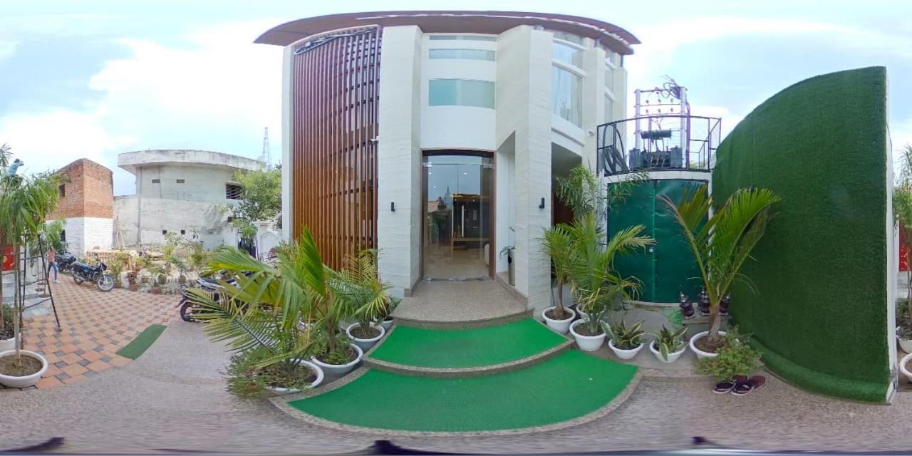 Hotel The Royal Vista Varanasi Exteriör bild